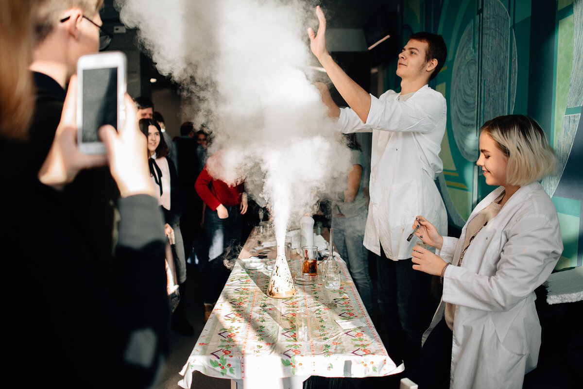 Студенты-химики показывают опыты в рамках Дня открытых дверей НГУ