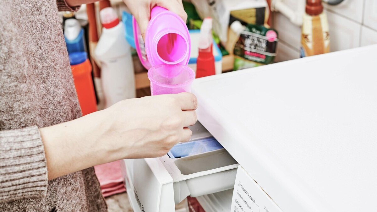    Женщина со специальным средством для стиркиCC BY 2.0 / Marco Verch Professional Photographer / Hand pours liquid detergent into the washing machine
