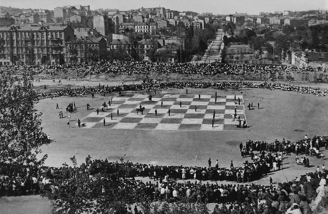 Шахматная партия на Дворцовой площади 1924