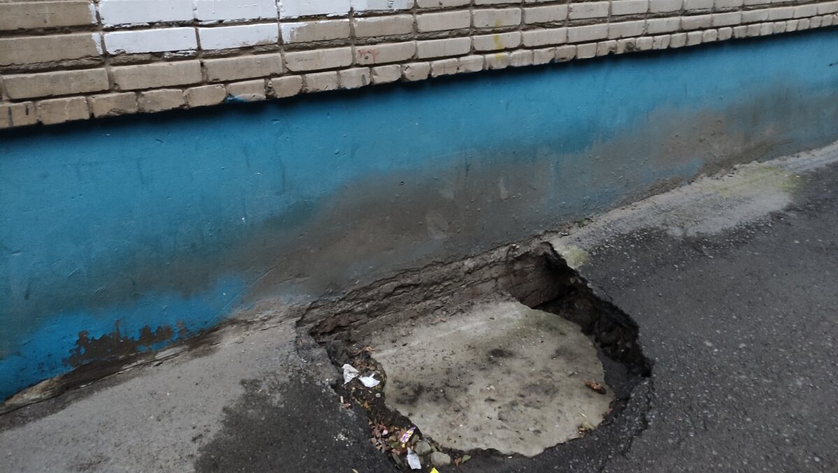     В редакцию RostovGazeta обратились жители Ростова. Люди жалуются на невозможность дозвониться в Фонд капитального ремонта для того, чтобы узнать, почему на доме не начинаются капитальные работы, запланированные в 2023 году.