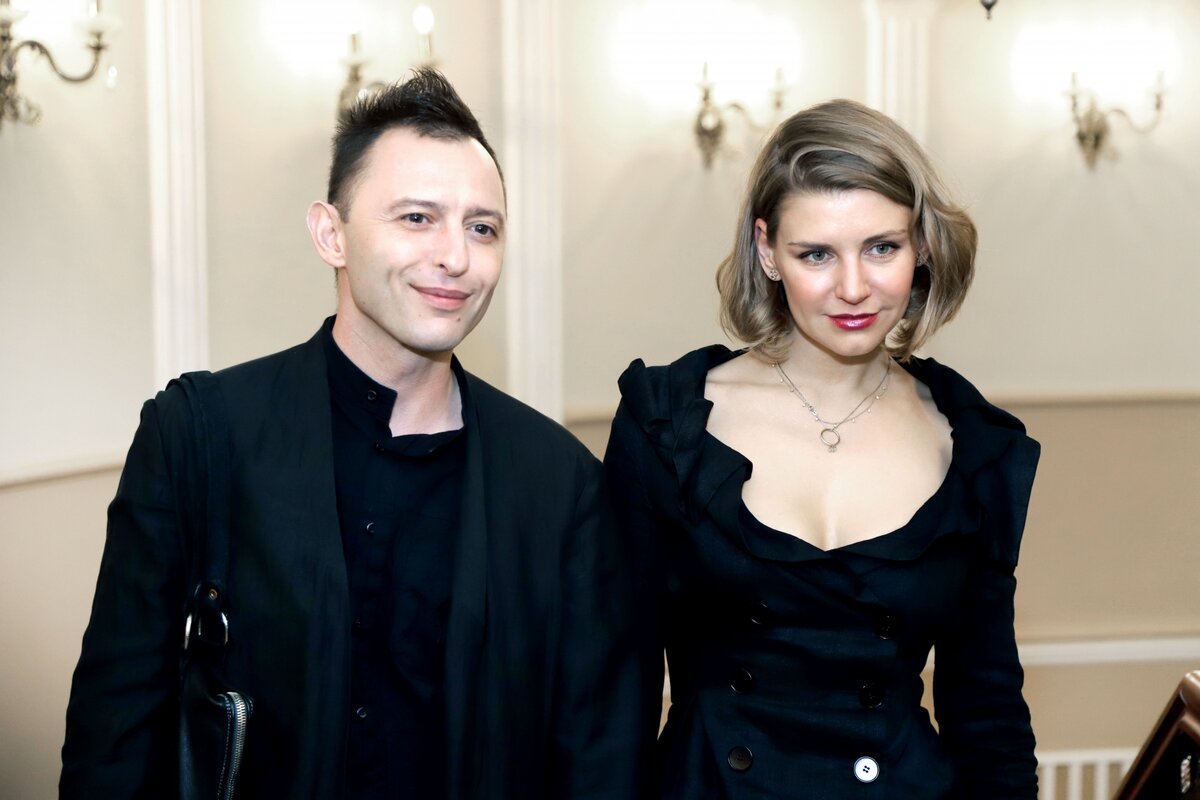     Стройные ноги и пышная грудь: жена лидера группы «Звери» позирует в мини-шортах на берегу моря