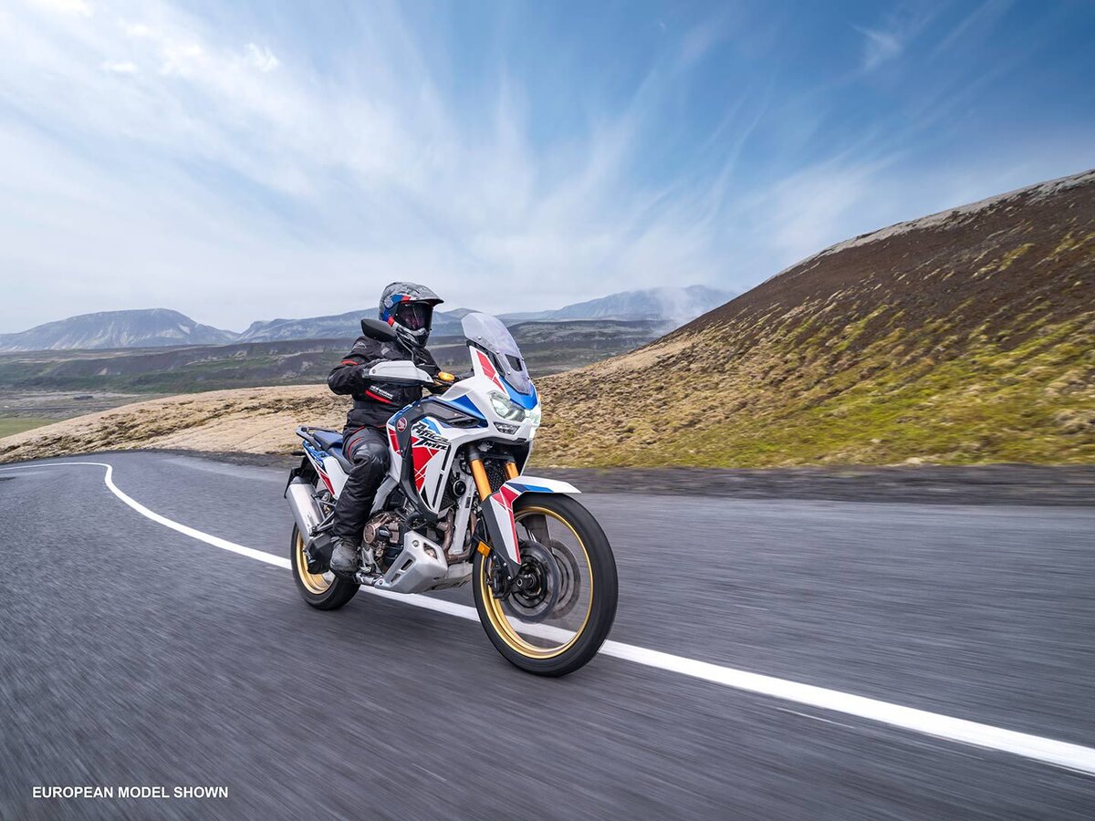 Honda Africa Twin Adventure Sports выпускается в версии DCT, которая дает водителям возможность ездить без сцепления.