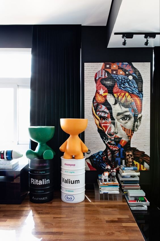 Явление поп-арта -  реакция на абстрактный экспрессионизм, который был популярен с 1940-х годов. Экспрессионизм был беспредметным, сложным и неочевидным для простого обывателя. Художники и дизайнеры выражали через него своё "внутреннее я", и понять это выражение себя могли зачастую только другие деятели искусств. Поэтому довольно логично, что ему на смену пришёл стиль, символом которого стали простота и понятность. 