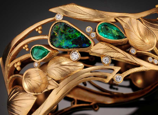 Золото ,опалы, изумруды, бриллианты. Браслет