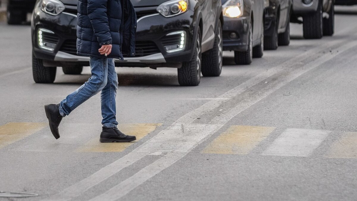     В Уссурийске местные жители оказали помощь мужчине, которому стало плохо прямо на проезжей части. Он внезапно упал на землю, переходя дорогу.