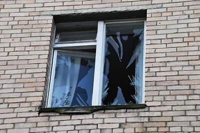   Выбитые стекла в жилом доме на Комсомольском проспекте в Москве. ©Наталья Селиверстова РИА Новости