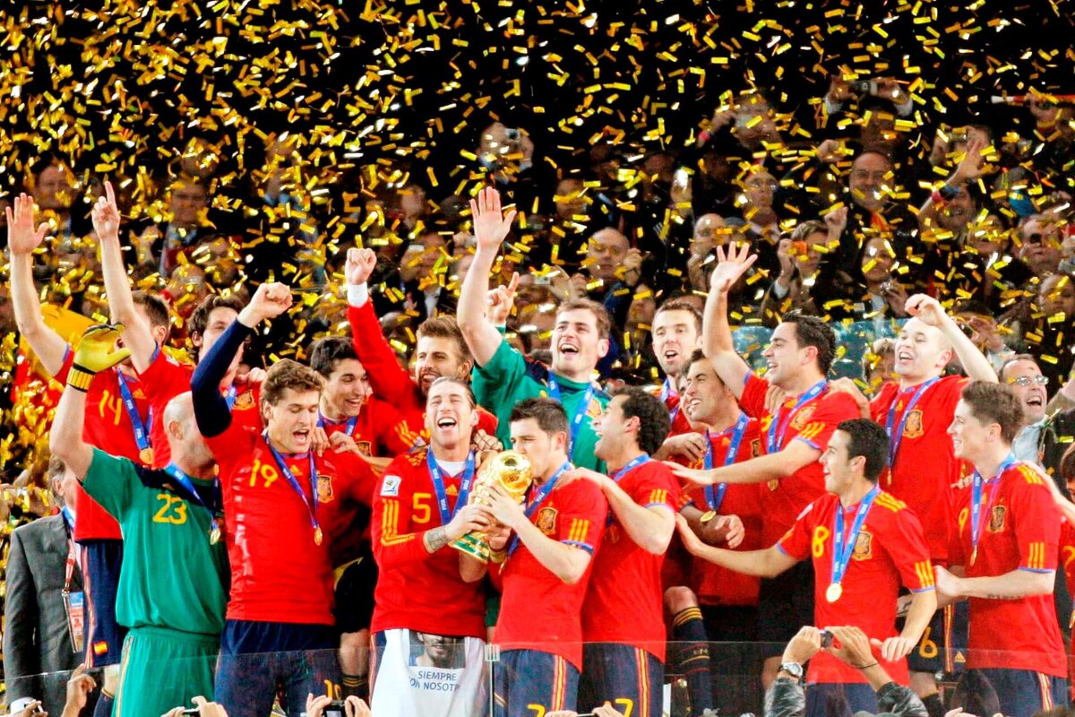 Уже 14 июня в России стартует ЧМ-2018. Сборная Испании традиционно для последних больших турниров считается одним из главных фаворитов соревнований. "Футбол 24" приводит причины, которые могут помочь команде Лопетеги вернуть мировую корону. Отбор на ЧМ-2018 испанцы прошли очень уверенно – первое место в группе и 9 побед в 10 матчах. В групповом этапе Мундиаля соперниками подопечных Лопетеги станут Португалия, Марокко и Иран. Можно ли делать ставки на победу этой команды, мы сейчас и папытаемся понять.