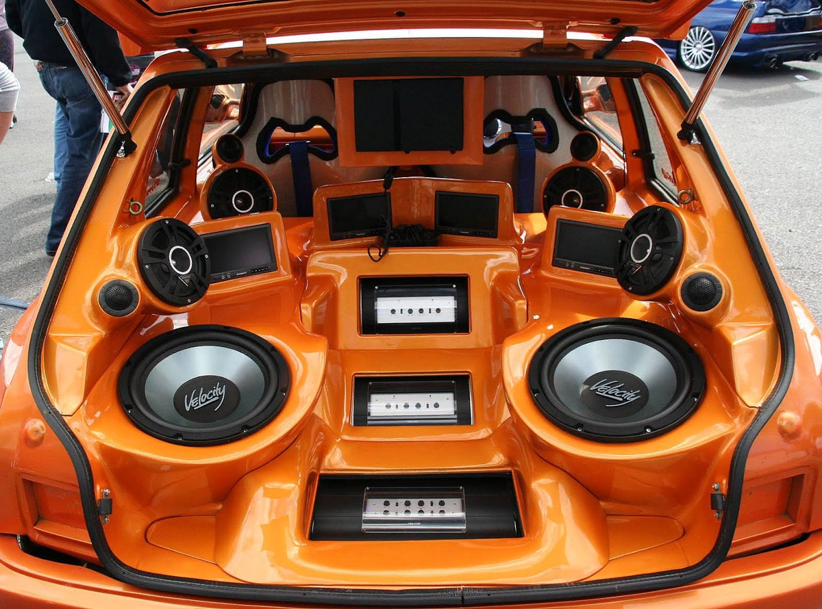 Громкая музыка популярная. Car Audio автомобильные динамики. Sq Audio система FG Cruiser. Трехполосная система автозвук. Сабвуфер в машину.