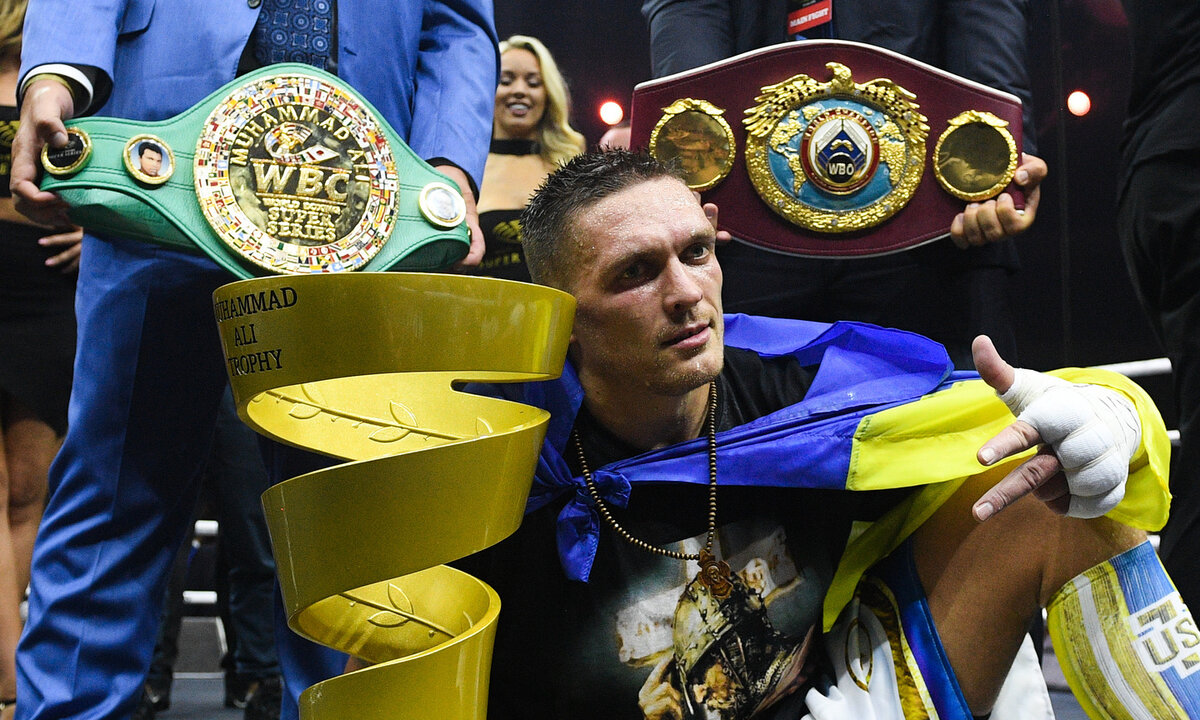 Александр Усик с кубком