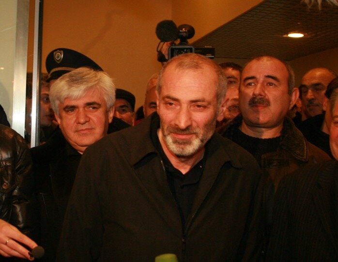 КОГДА ВИТАЛИЙ КАЛОЕВ ПРИЛЕТЕЛ В МОСКВУ ПОСЛЕ ОСВОБОЖДЕНИЯ ИЗ ШВЕЙЦАРСКОЙ ТЮРЬМЫ, ЕГО ВСТРЕЧАЛИ КАК ГЕРОЯ. ФОТО АНДРЕЯ КАРА.