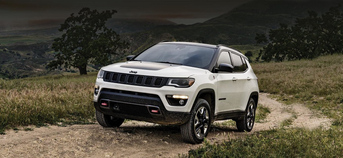 По общему признанию, присутствие Jeep в Европе растет. Импульс растет, потому что они делают автомобили, которые соответствуют европейским условиям. Jeep Renegade был первым из них. Теперь Jeep Compass, который имеет потенциал, чтобы быть лучше, так как он нацелен на самую продаваемую часть рынка внедорожников. Он размером с Qashqai или Tiguan или Kuga или Sportage. Или, если хотите, Land Rover Freelander, но, как ни странно, самый известный британский производитель внедорожников теперь исчез из самого продаваемого внедорожного сегмента Великобритании. Во всяком случае, Jeep был в игре внедорожников дольше, чем кто либо другой, и, наконец, имеет всеобъемлющий и согласованный диапазон: Renegade (4,2 м в длину), Compass (4,4 м), Cherokee (4,6 м) и Grand Cherokee (4,8 м).  Спереди модернизирована фирменная решетка Jeep с семью прорезями, а по бокам крепкие полу-шестигранные арочные арки и толстый сужающийся кверху D-образный столб. Хромированная полоса проходит ниже линии крыши, затем аккуратно опускается вниз, под задним окном, и снова вверх по другой стороне. Пропорции выглядят жесткими.
Новый Jeep Compass имеет силовые агрегаты, которые мы видели в других джипах и Фиатах. Дизели представлены 1,6 и 2.0. Есть несколько FWD и механических моделей, но для бензинового и дизельного топлива с максимальной мощностью это обязательный полноприводный и девятиступенчатый автомобиль.
Единственным заявленным двигателем для российского покупателя Jeep Compass на данный момент является 2,4-литровая рядная "четверка" мощностью 175 л. с. в зависимости от типа привода автомобиль может комплектоваться 6-ступенчатым "автоматом" (переднеприводная версия) или аналогичной 9-полосной коробкой передач (полный привод). С 9-ступенчатым "автоматом" его расход объявлен в 12 л/100 км в городском цикле и 7,1 л / 100 км за городом.
Интересно, что Jeep поставил на заднюю подвеску стойки вместо многорычажной подвески, которую предлагают конкурирующие автомобильные 4x4. Если вы действительно хотите серьезно настроиться, подождите несколько месяцев после запуска версии Trailhawk, которая добавляет еще один довольно убедительный слой внедорожного оборудования и программного обеспечения.
Как отмечает производитель, в стандартный Jeep Compass 2017 входят шесть подушек (передняя для водителя и переднего пассажира, защитные шторки для всех рядов и боковые на переднем ряду), система устойчивости ESC с системой предотвращения опрокидывания ERM. А также различные системы помощи водителю, такие как система предупреждения о возможном столкновении и система предупреждения о выезде за пределы полосы. Адаптивный круиз-контроль поддерживает заданное расстояние до впереди идущего автомобиля и способнен остановить автомобиль без вмешательства водителя. Существует система мониторинга мертвых зон, система обнаружения транспортных средств, движущихся позади автомобиля. И многое другое. В тестах EuroNCAP автомобиль получил максимум 5 звезд. Высокий результат был достигнут благодаря возможности установки более 70 систем безопасности на автомобиль и его оборудование с эффективным каркасом безопасности, на 65% состоящим из высокопрочной стали.
Бесключевой доступ и запуска двигателя KEYLESS ENTER-N-GO™
Подойдите к машине, не вынимая ключ из кармана. Когда вы потянете ручку двери или задней двери, замки Вашего Jeep Compass разблокируются. Когда вы садитесь за руль, датчик Enter-n-Go Вашего Jeep Compass Longitude распознает ключ, и вы можете запустить двигатель одним нажатием кнопки, не вставляя ключ в замок зажигания.

Если вы катаетесь на велосипеде, серфинге, байдарках или просто любите путешествовать, вы по достоинству оцените Новый Jeep Compass с рейлингами на крыше. Они позволяют надежно фиксировать и транспортировать громоздкие предметы или спортивное снаряжение-с помощью соответствующих аксессуаров.
Внутри, в большинстве случаев отделки салона, информационно-развлекательная система Fiat-Chrysler UConnect провела капитальный ремонт и получила 8,4-дюймовый экран с навигацией и CarPlay/Auto. В целом есть много стандартного оборудования, которое показывает, что Jeep еще не уверен в Европе, чтобы позиционировать себя как премиум, хотя в Америке это то, как он себя видит в эти дни.
Еще одна настройка шасси-частотно-селективные демпферы, функция koni race, которая должна позволять резким ударам поглощаться пружинами, подавляя более медленное движение. Подвеска очень загруженная и на удивление жесткая на городской скорости. Не очень хорошо для семейного кроссовера. По мере увеличения скорости резкость несколько тает, но это все еще тугой подвесной автомобиль, по крайней мере, путешествующий в одиночку.
Разумно предположить, что версия Trailhawk с более длинными пружинами для лучшего клиренса и более широкими шинами для захвата, вероятно, будет ездить более мягко.
Расширьте возможности своего смартфона. Находясь в салоне Jeep® Compass, вы сможете с легкостью звонить и принимать звонки, выбирать и слушать музыку, отправлять и получать сообщения. Сенсорный экран прост в навигации и имеет понятное меню. Общая быстрота системы тоже впечатляет. Интеграция Apple CarPlay/Android Auto тоже довольно плотная. Рядом с USB-портом находится удобный сетчатый карман для хранения телефона.
Высококачественные материалы и современные технологии делают интерьер нового Jeep® Compass идеальным для путешествий. Приготовьтесь отправиться в путь, заняв место в тщательно продуманном кокпите с приборной панелью. Разумно, сенсорный экран не перегружен функциями, которые лучше оставить аппаратному распределительному устройству. Климат-контроль находится на консоли, хотя и дублируется на экране, если это Ваши предпочтения. Рядом с ними находятся кнопки, которые позволяют победить полосу и ESP. Затем элементы управления системой 4WD. Рулевое колесо имеет 16 кнопок на передней панели (круиз, меню и телефон) и еще 6 скрытых на обратной стороне спиц (аудио). Но все это достаточно логично, чтобы быть полезным.
Есть хорошее пространство, как того требует семейный автомобиль. В передней части сиденья евро-стиль поддерживает. 
Взрослые могут сидеть сзади, если не разваливаться. Сзади есть гнезда USB и 12V. 
Сам багажник широкий, но неглубокий в нашем тестовом автомобиле, но это потому, что под полом находится дополнительное.
Холодное время суток не застанет вас врасплох благодаря пакету дополнительного оборудования " Winter ", которое входит в базовую комплектацию любой версии. Включает в себя основные опции, которые полезны зимой.
К максимальной комплектации добавлены, кожаные сиденья с подогревом, камеру заднего вида и датчики парковки, слепое пятно и предупреждение о перекрестном движении и рейлинги на крыше.
Варианты включают стеклянную крышу, вентилируемые сиденья, радиолокационный круиз с возможностью пробок, двухцветную крышу и Ксеноновые фары (которые должны быть стандартными).
Гарантия три года, есть система смягчения последствий.
Неоднородная динамика, но хорошо закончена и имеет хорошую внедорожную способность.
Jeep Compass больше похож на кроссовер, чем на внедорожник. И это ближе к европейским вкусам, чем стереотипные американские. У него есть дизель, он экономит место, он достаточно хорошо сделан. Люди купят его за имя Jeep, даже если у этого джипа нет всеамериканского чувства, которое есть у Ford Mustang. Но в то же время он выиграет от американского бренда Jeep о свободе и прочности.
Но внедорожная способность, хорошая информационно-развлекательная система и стильный внешний вид будут поднимать его обратно вверх для большинства людей, чтобы обеспечить планы роста продаж Jeep.
