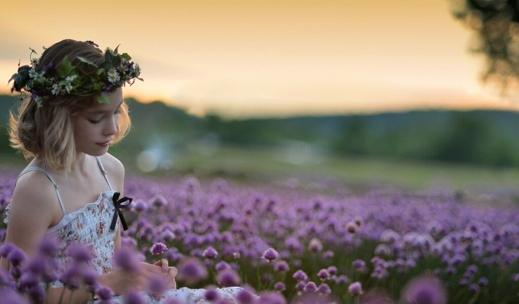 Девочка с венком из полевых цветов