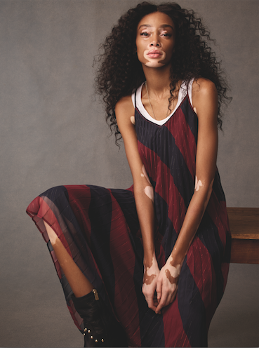 Куртка свободного кроя, вдохновленная арктической коллекцией и переосмысленная в контрастном сочетании красного и черного.Вдохновение регби: Полосатая регбийка и шифоновое платье-комбинация средней длины в полоску в стиле регби, с прострочкой золотистым люрексом — в бургунди и темно-синем цветеТрадиционная потертая джинсовая одежда: Куртка с плюшевым воротником и логотипом в виде флага TOMMY HILFIGER на спине; джинсы кроя Como кроя Griffin, а также кроя Gramercy — с высокой посадкой, штанинами с отворотами и фирменной полоской от TOMMY HILFIGER, либо с золотистыми декоративными элементами.
 