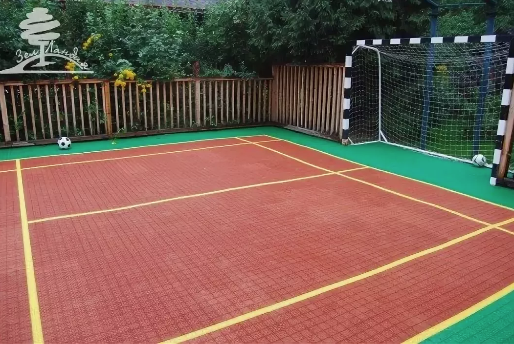 На этом участке явно позаботились о маленьких футболистах