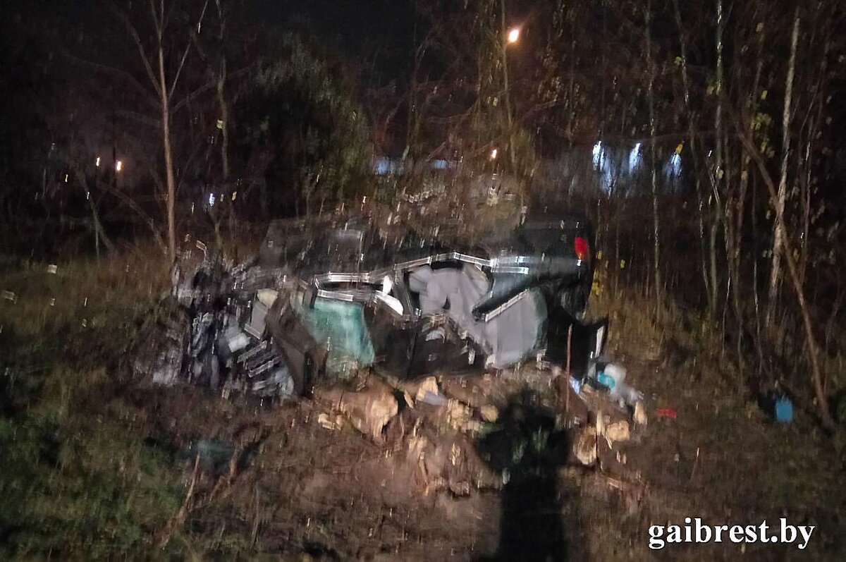 В Бресте автомобиль «БМВ» во время движения опрокинулся на крышу. Водитель  и пассажир в больнице | Онлайн Брест | Дзен