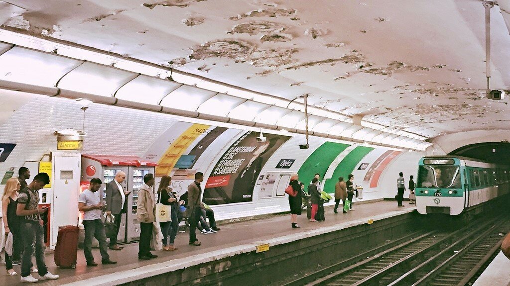 В метро Парижа.