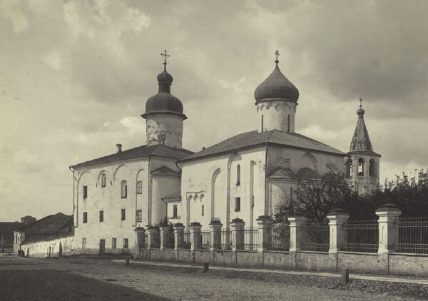 Церкви Прокопия и Жён Мироносиц, вид с юго-востока. Фотография начала XX века из собрания Новгородского музея-заповедника