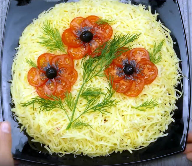 Салат красные маки с курицей и грибами рецепт с фото