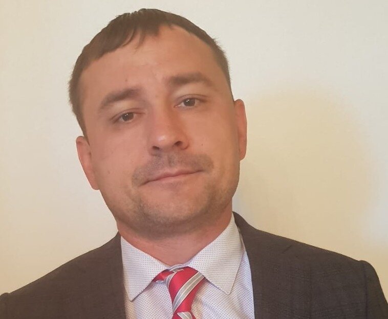 Владимир Флоря, председатель Контрольного комитета СРО «Альянс строителей Приморья». Родился в Читинской области. С отличием окончил Восточно-Сибирский институт МВД РФ, факультет пожарной безопасности, и Дальневосточный энергетический техникум, факультет «Строительство и эксплуатация зданий и сооружений», а также закончил обучение в Юридической школе ДВФУ по специальности «юриспруденция» с присвоением квалификация «юрист». Имеет специальное звание «капитан внутренней службы» и в сфере гражданской государственной службы классный чин — государственный советник Приморского края I класса. В 2000–2007 гг. работал в управлении государственной противопожарной службы УВД ПК, 2007–2018 гг. — в администрации Приморского края. В 2013 г. был назначен на должность заместителя руководителя Инспекции регионального строительного надзора и контроля в области долевого строительства. ФОТО: предоставил В. Флоря