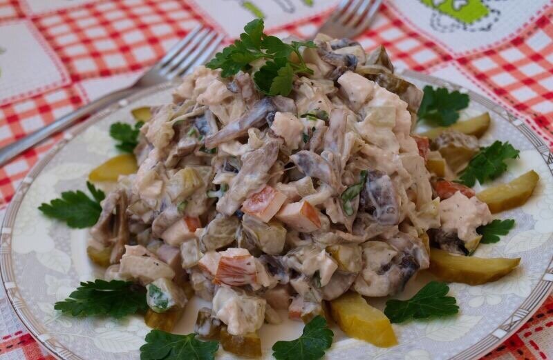 Простые салаты с мясом. Салат мясной с грибами. Салат с курицей и грибами. Салат с курицей и солеными огурцами. Салат с мясом и грибами