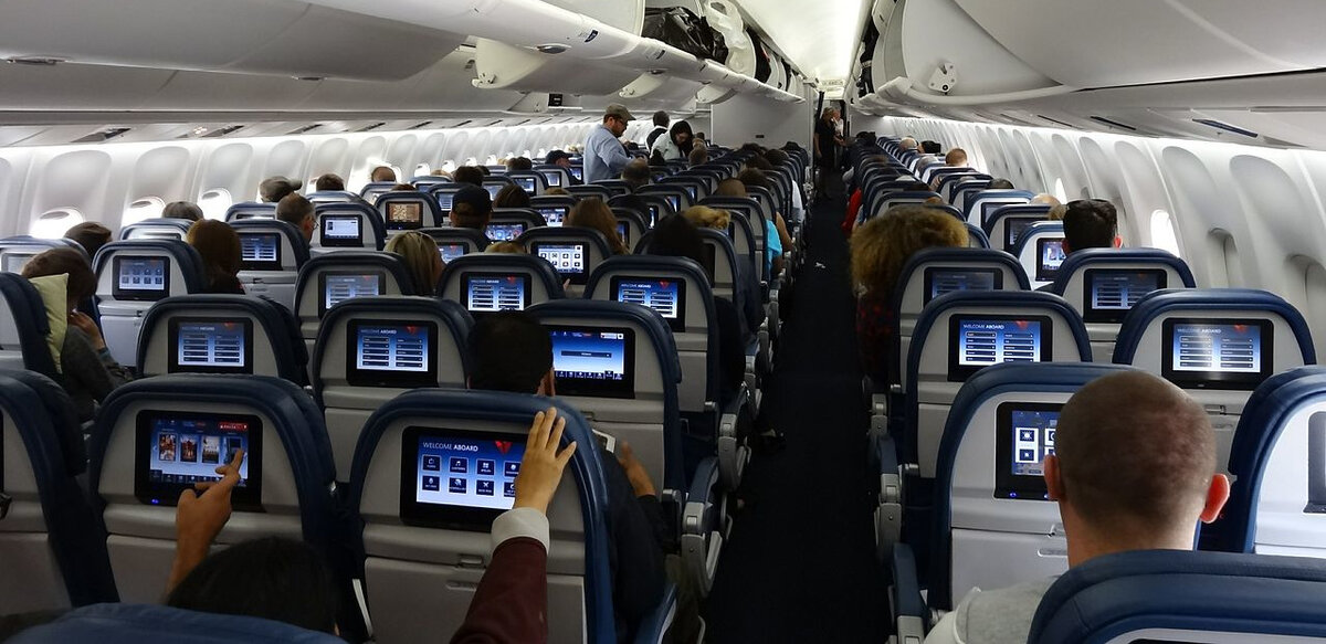 Персональные мониторы пассажиров на борту лайнера Boeing 767-332ER компании Delta Air Lines. Фото: Eric Salard