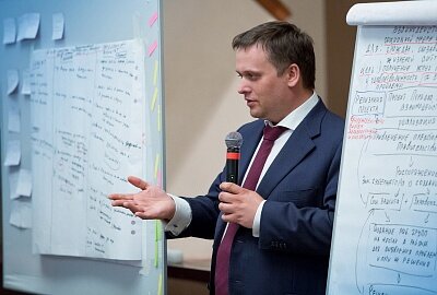Мы попытались собрать вместе за год те новости, что показывают Андрея Никитина не с официальной стороны, а как человека, с индивидуальностью, эмоциями и принципами. Три десятка новостных сюжетов найти в нашем издании с личным оттенком было не так уж сложно, ведь «53 новости» в силу специфики основное внимание посвящают информационному сопровождению деятельности государственных органов власти. И нам было интересно собирать эту историю, ведь личное в ней интереснее официального.