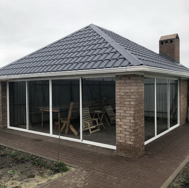 Тип 1  -  раздвижное холодное остекление. Большие створки на  роликах по рельсам. 