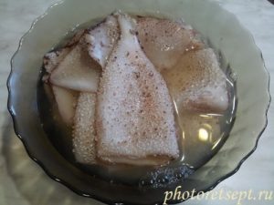 2. На ошпаренных моллюсках начнет сжиматься кожица уже через несколько секунд. Оставить кальмары в воде на 5-10 минут. Затем ее слить и при необходимости (если не вся шкурка слезла) залить тушки кипятком второй раз, но уже на 2-3 минуты, не более.