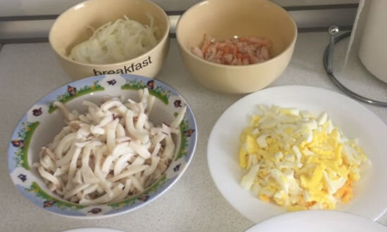 1- Подготовьте продукты по списку к рецепту салата с кальмарами и креветками. Капусту помойте, обсушите. Яйцо лучше взять от домашней курицы, с ярким желтком. Отварите яйцо 8 минут, остудите, очистите от скорлупы. Креветочные хвосты выложите в кипящую воду, бланшируйте 1 минуту, откиньте на дуршлаг. 