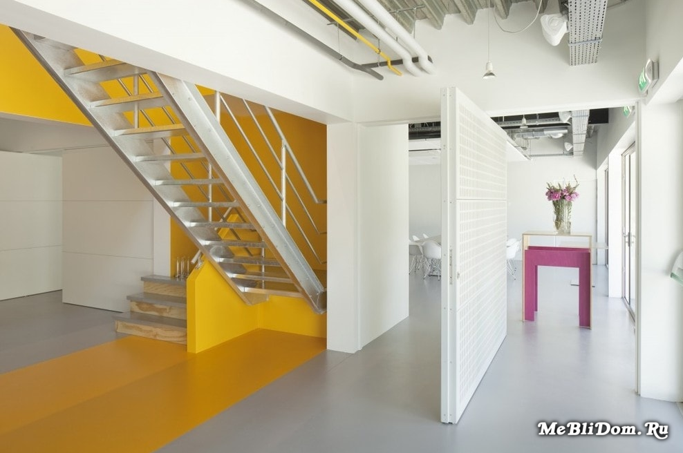 Стиль Loft является близким родственником промышленного дизайна, и, как следует из названия, он возник из чердачных пространств. В обоих стилях эстетика должна сочетаться с функциональностью и минимализмом . Вот почему промышленный стиль может стать источником вдохновения для вас, когда вы начинаете проектировать прихожую в своем доме или квартире. В фотогалерее вы увидите, как изменить очень привлекательный коридор в соответствии с суровым, но стильным дизайном, который порадует всех ваших гостей.