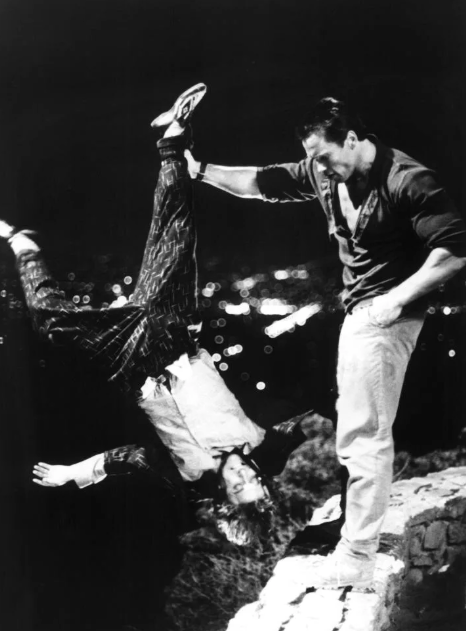 этот кадр из "Коммандо" очень похож на то, что бывало у нас в классе, ученик правда был вполовину меньше по росту (а наш классрук точно не видел ещё этот фильм потому что он ещё не был снят)