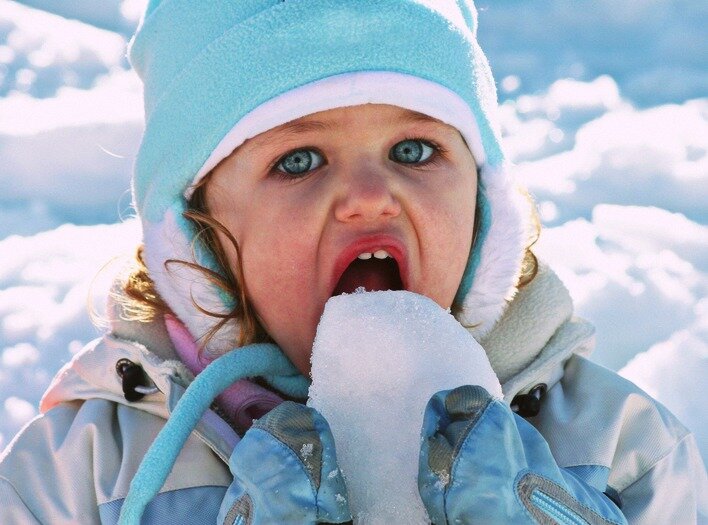 Как объяснить ребенку, почему нельзя есть снег