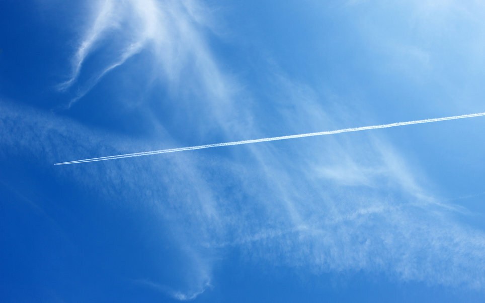 Почему образуется белый след от самолета в небе: научное объяснение