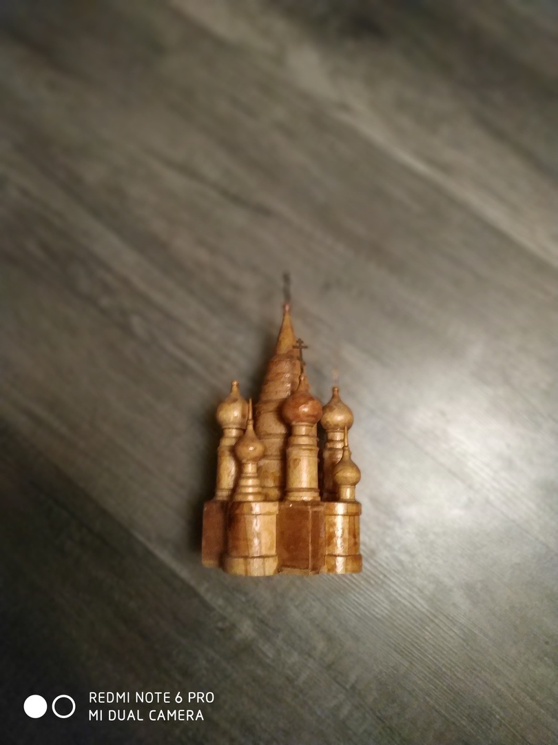 Деревянная резная поделка, на мой взгляд ручной работы.