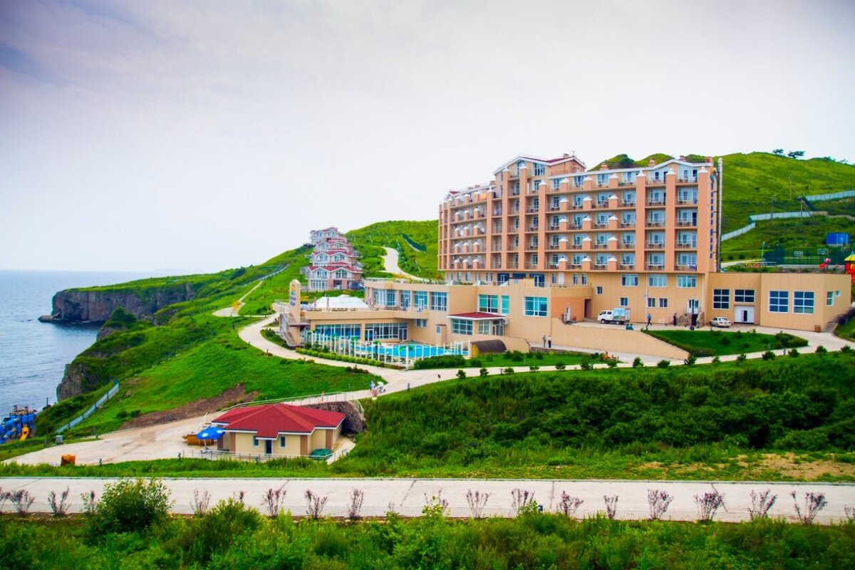 База отдыха в ее стандартном понимании ассоциируется в голове туриста с чем-то устаревшим и слегка пропахшим нафталином местом. И по большому счету большинство мест, которые гордо именуют себя санаторием (читай база отдыха) таковыми и являются. Многие, но не все… Базы отдыха в Приморье в 2019 году имеют несколько направлений (юг и север). В южной части края сезон стартует немного раньше, чем на севере, ну с юга мы и начнем.