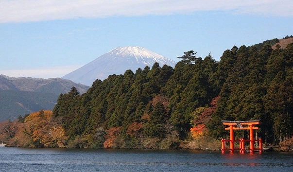 Озеро Аси. Вид на гору Фудзи Сан.