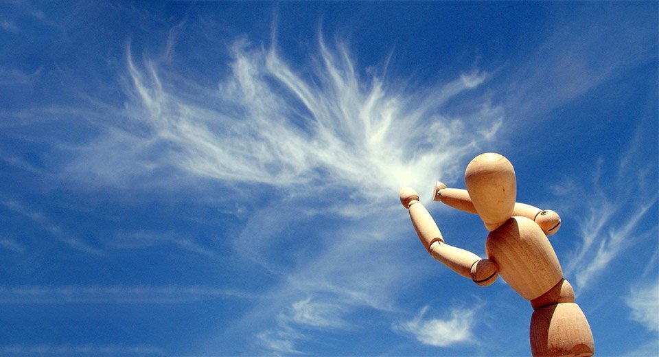 Со всех сторон нас окружает воздух и он заполняет все пустоты, любое пространство, не занятое ничем другим. Он растворен в воде морей и озер, рек, ручьев, колодцев. Им дышат все животные и растения. Все, что поступает в воздух из легких животных, из растительных клеток, с поверхности воды и почвы, из труб промышленных предприятий — все это меняет состав воздуха.