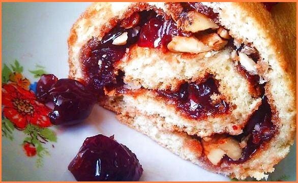 Аппетитный и очень вкусный рулет со сладкой начинкой, лучшее угощение к чаю.