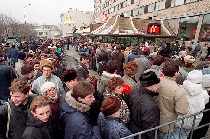Очередь у входа в «Макдоналдс», 31 января 1990 года. Источник: AP