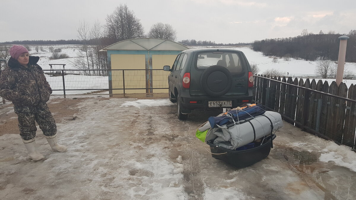 На водоеме, нас встречала вот такая, печальная обстакановка-сплошные лужи. Воды очень много и сидеть бы нам в жутко не комфортных условиях но...