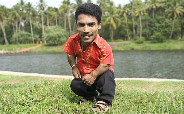 Индийский актёр  Аджай Кумар снимается в основном в фильмах комедийного жанpа. И, по мнению книги рекордов Гиннеса, он- самый маленький актёр этого жанра. 
На данный момент он ростом лишь 76 см. За свою многолетнюю карьеру в Болливуде, Аджай снялся в более, чем в пятидесяти  фильмах и стал очень популярным в своём родном штате — Кирала.

И, вопреки своему небольшому росту, этот молодой человек входит в список самых завидных женихов Индии. находился он там вплоть до 2005 года, пока не женился на девушке, которая почти в два раза выше своего суженного. Однако, разница в росте, не мешает Гаятре и Аджаю чувствовать себя вполне комфортно. А прямой репортаж с их свадьбы вели все телеканалы юго-западной Индии.