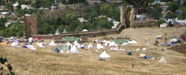 Там есть и наш лагерь. Моя палатка современная, по этому приходилось разбирать и прятать каждое утро.  