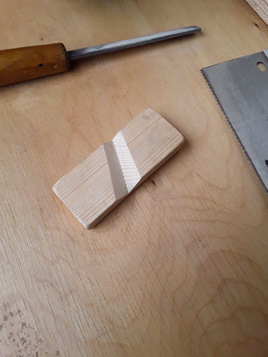 заточка сверла для дерева. приспособа для заточки сверл из бруска. приспособление для заточки сверл из бруска деревянного. приспособление для заточки сверл по металлу. самоделка для заточки сверла по металлу.