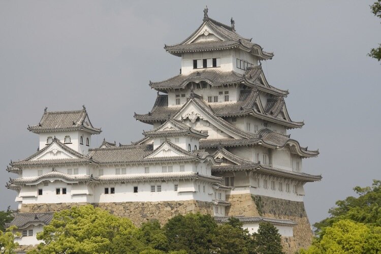 Замок Химедзи, префектура Хёго, Япония . Построен как самурайская крепость в 1581-1609 гг.  Это изображение было впервые опубликовано на Flickr . Исходное изображение Андре Doiron . Загружено Марком Картрайтом , опубликовано 21 мая 2019 года под следующей лицензией: Creative Commons: Attribution-NoDerivatives . 