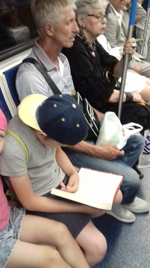 Забрали новую книжку из пункта выдачи и поехали на книжный фестиваль на Красной площади