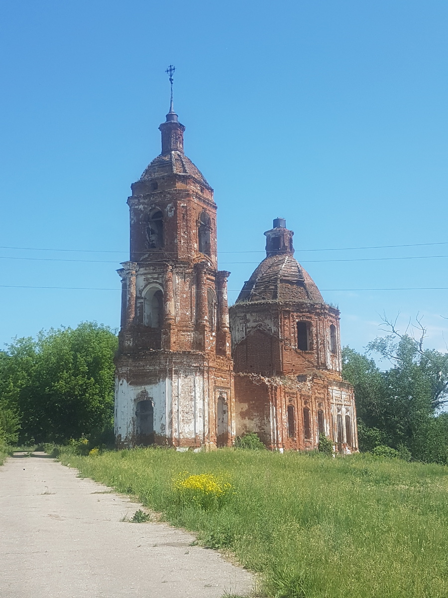 старая заброшенная церковь в Зеленовке. (внутри даже сохранились немного фресок) 