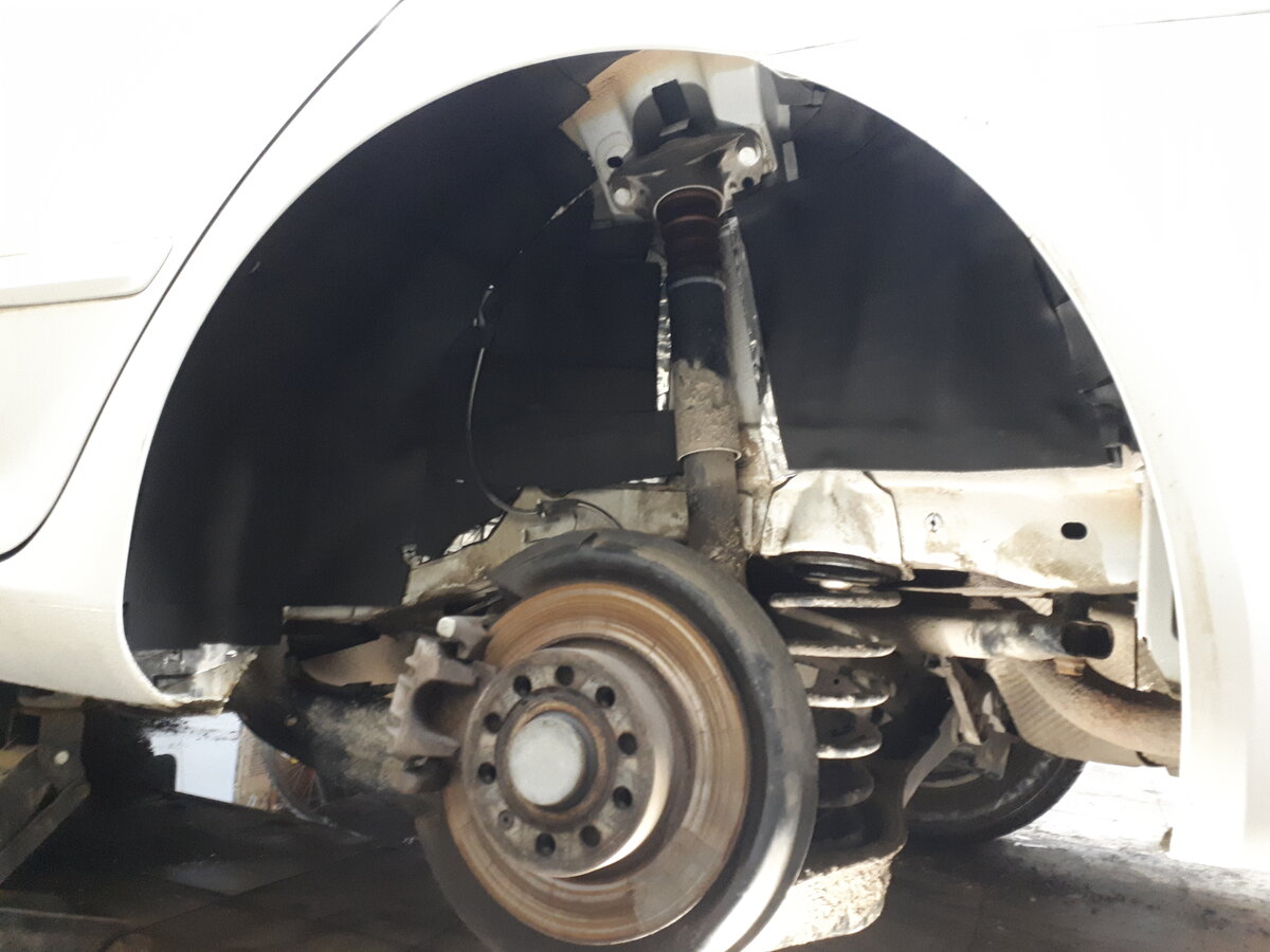 Skoda Octavia. Второй слой - вспененная резина, толщиной 10 мм.