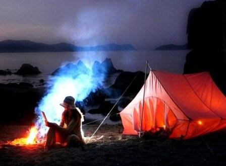 Многие бывшие жители Советского Союза вспоминают, как непросто было организовать времяпрепровождение молодёжи, да и для людей старшего возраста посещение кинотеатра или выставочного зала становилось ярким, запоминающимся событием. Люди среднего возраста были заняты работой или хозяйственными делами, и для них поход в кино, в театр или музей был настоящим праздником. Разнообразие приносило лето – можно было организовать отдых на даче, совместив садовые работы с приготовлением шашлыка, либо устроить в выходные загородный поход, взяв палатки,  необходимое туристическое снаряжение и, конечно же, гитару. Способствовала тому пропаганда романтики путешествий и тяга уставших от будней горожан к природе.