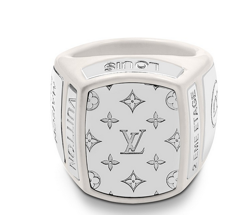 Люксовый Дом Моды  Louis Vuitton только что представил анонс новой коллекции украшений от дизайнера Вирджила Абло, который отвечает здесь за мужскую линию. Коллекция очень напоминает массивные брутальные украшения 90-х, честно говоря, я еще помню "новых русских" с голдой на шее, от которой Вирджил бы пришел в восторг.