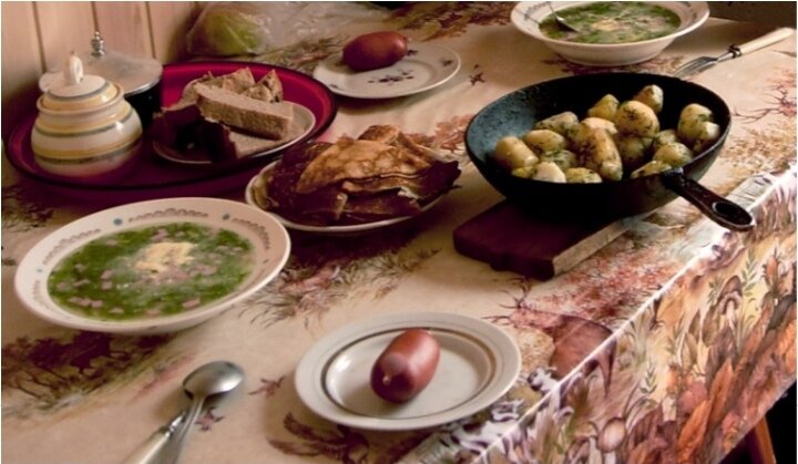 1. Яблочный суп со свининойДля этого блюда лучше всего подойдут яблоки сортов 'Антоновка' или 'Богатырь'. Вместо крупного картофеля вы можете использовать картофельный «горох» – очень мелкие клубни. Их можно положить в суп целиком или разрезать вдоль на 2 части. Для приготовления потребуется (на 4 порции): 500 г свинины;1 крупная луковица;2 картофелины;1 крупная морковь;1 «нога» лука-порея;300 г яблок;растительное масло для обжаривания.Рецепт приготовления:Свинину нарезаем небольшими кусочками и обжариваем  на растительном масле. Репчатый лук мелко режем и поджариваем отдельно. Морковь и картофель нарезаем фигурно.В кастрюлю складываем обжаренную свинину, заливаем водой, добавляем жареный лук и варим в течение получаса, затем добавляем картофель и морковь. Яблоки нарезаем небольшими кусочками, добавляем лук-порей, и тушим их вместе на сковороде в течение 15 мин., после чего складываем всё в кастрюлю. Варим суп до готовности. 2. Борщ с зелёными помидорамиДля приготовления потребуется (на 6 порций):1,5 кг говядины (грудинки);3 корнеплода свёклы;1 головка белокочанной капусты;2 моркови;4 средних зелёных помидора;3 сладких перца;1 крупная луковица;2 корня петрушки;по 50 г зелени любистка и базилика;зелень укропа и петрушки по вкусу;лавровый лист;растительное масло для обжаривания.Борщ с зелёными помидорамиБорщ с зелеными помидорамиРецепт приготовления:Мясо куском кладём в кастрюлю с водой и ставим варить. Капусту шинкуем, петрушку нарезаем кружочками, перец и зелёные помидоры – брусочками, свёклу и морковь натираем на крупной тёрке. Зелень мелко режем, а пряные травы разделяем на отдельные листочки. Свёклу и морковь слегка обжариваем на сковороде. На другой сковороде обжариваем перец и помидоры.  Мясо варим в течение 1,5 ч, затем вынимаем из бульона. В кастрюлю складываем все овощи, зелень и лавровый лист и варим ещё в течение 30 мин. Примерно за 20 мин. до готовности мясо нарезаем на небольшие кусочки и вновь складываем в кастрюлю, а также добавляем пряные травы. Готовый борщ заправляем по вкусу сметаной.3. Хлебный супВкусный экспресс-суп лучше всего подать к столу в керамических мисочках. Хлеб можно брать не ржаной, а цельнозерновой или отрубной. Или взять часть хлеба и часть ржаных сухариков. По желанию в готовый суп можно добавить 1-2 ст. ложки хлебного кваса или растворить в нём кусочек плавленого сыра.Хлебный супХлебный супДля приготовления потребуется (на 4 порции):400 г ржаного хлеба;3 луковицы;50 г зелёного лука;1 яйцо;немного тмина или кориандра – по вкусу.Рецепт приготовления:Нарезаем ржаной хлеб маленькими ломтиками, репчатый и зелёный лук – брусочками. Выкладываем хлеб и лук на сковороду и обжариваем вместе 5 мин. на растительном масле. После этого перекладываем в кастрюлю, заливаем кипячёной водой, добавляем тмин или кориандр (в зависимости от сорта используемого хлеба), доводим до кипения и вливаем яйцо. Теперь настаиваем 15-20 мин. под крышкой.4. Луковые котлетыЭти котлеты из зеленого лука очень вкусны как в горячем, так и в холодном виде. Подавать их лучше всего со сметаной. Луковые котлетыЛуковые котлетыДля приготовления потребуется (на 3 порции):500 г зелёного лука;3 яйца;2 ст. ложки муки;растительное масло для обжаривания.Рецепт приготовления:Зелёный лук мелко нарезаем и слегка разминаем деревянной толкушкой. Добавляем муку, перемешиваем её с луком, вбиваем яйца и снова перемешиваем. Полученную массу выкладываем столовой ложкой на хорошо разогретую сковороду в виде котлет, обжариваем их с двух сторон до подрумянивания, примерно в течение 5-7 мин. 5. «Богатая» кашаОбязательно добавьте в кашу немного сушёных белых грибов – это придаст ей неповторимый аромат.Богатая кашаБогатая кашаДля приготовления потребуется (на 3 порции): 300 г перловой крупы;2 средних луковицы;2 крупные моркови;200 г отварных грибов;100 г лесных орехов;3 ст. ложки семян тыквы;растительное масло для заправки;соль по вкусу.Рецепт приготовления:Нарезаем лук кольцами, морковь – соломкой. На дно гусятницы наливаем 60 г растительного масла, укладываем лук и морковь, тушим 10 мин. под крышкой.Затем выкладываем сверху слой перловой крупы, орехи и семена, а затем снова слой перловой крупы. Осторожно заливаем водой чуть выше уровня крупы, солим, закрываем крышкой и ставим вариться на 1.5 ч. За 15 мин. до готовности добавляем нарезанные отварные грибы (если они мелкие, их можно не нарезать), размешиваем, довариваем кашу, а затем снимаем с огня и оставляем упревать на 15 мин. После этого заправляем растительным маслом по вкусу.«Богатая» каша может быть и сладкой. В этом случае вместо грибов используйте смесь любых сухофруктов и увеличьте количество орехов и семян. 6. Пареная калика (брюква) с калинойБрюкву с калиной можно подать на стол в горшочке, а можно разложить по тарелкам или керамическим мисочкам. Если вы решили приготовить это блюдо в печи на даче, хорошо бы замазать крышку горшочка глиной, чтобы не было щелей. Пареная брюква с калинойПареная брюква с калинойДля приготовления потребуется (на 3 порции):500 г брюквы;100 г мёда;200 г ржаного хлеба с солодом;150 г ягод калины;кориандр по вкусу;несколько листиков мяты.Рецепт приготовления:Брюкву отварите и натрите на крупной тёрке. Солодовый хлеб накрошите и слегка подсушите на сковороде. В керамический горшочек положите брюкву, хлеб, мёд, кориандр, ягоды калины, мяту и хорошо перемешайте. Поставьте горшочек в духовку и запекайте в течение 15 мин. при температуре 200°C. Затем отключите плиту, но не вынимайте горшочек, а подержите его там ещё четверть часа, чтобы все компоненты хорошо пропарились при понижающейся температуре. Перед подачей на стол украсьте блюдо листиками мяты.7. Салат из огурцов и листьев чёрной смородины Для приготовления потребуется (на 2 порции):7-8 небольших огурчиков;200 г зелени и 2 зонтика укропа;8 молодых листочков чёрной смородины;4 зубчика чеснока;400 г сметаны.Салат из огурцов и листьев чёрной смородиныСалат из огурцов и листьев черной смородиныРецепт приготовления:Нарезаем огурцы кубиками.Чеснок измельчаем в прессе. Смешиваем огурцы и чеснок с мелко нарезанными листьями смородины, зеленью и зонтиками укропа и заправляем сметаной.    8. Картофельный пирог с сушёной морковьюДля такого пирога можно с осени заготовить впрок сушёную морковь: в старину его готовили не со свежей, а именно с сушёной морковкой. Картофельный пирог с морковьюКартофельный пирог с морковьюДля приготовления потребуется (на 4 порции):600 г картофеля;2 ст. ложки муки;1 ст. ложка сахара;1 ч. ложка соли;700 г моркови;2 ст. ложки растительного масла.Рецепт приготовления:Картофель отвариваем в мундире, очищаем от кожуры и толчём в большой миске, пока он не начнёт «тянуться». Толчём долго, около 20 мин, подсаливаем. Почему так долго? Потому что только тогда картофель начнёт «тянуться», как тесто, а иначе он будет рассыпаться.Морковь варим, нарезаем кружочками или фигурно, кладём на противень и подсушиваем в духовке также примерно минут 20. Добавляем муку к картофелю, вымешиваем.Полученное тесто раскатываем в пласт. Перекладываем его на смазанный растительным маслом противень или чугунную сковородку и формируем руками «борта» будущего пирога. Морковь обмасливаем растительным маслом, добавляем сахар и выкладываем эту начинку на картофельное «тесто».Ставим пирог в духовку и запекаем в течение 40 мин. при температуре 180-200°C.9. Домашний хлеб на кленовых листьяхКленовые листья для приготовления этого хлеба тоже можно заготовить впрок. Для этого надо отобрать самые красивые и засушить их. А потом, перед приготовлением хлеба, их просто обдают кипятком. Хлеб на кленовых листьяхХлеб на кленовых листьяхДля приготовления потребуется:500 г пшеничной муки грубого помола (или 400 г муки и 100 г отрубей);80 г дрожжей;1 ч. ложка соли;2 ст. ложки растительного масла;крупные кленовые листья по числу буханочек хлеба.Рецепт приготовления:Муку просеиваем. Дрожжи разводим в тёплой воде и процеживаем через сито. В муку постепенно вливаем кипячёную воду, добавляем растительное масло, раствор дрожжей и замешиваем тесто. Тесто ставим в тёплое место на 4-5 ч. После этого обминаем и даём подойти ещё раз. Кленовые листья обмываем и просушиваем на полотенце, затем раскладываем на противне. Руками формируем небольшие круглые буханочки, кладём каждую из них на лист, а затем ставим  противень с буханочками в хорошо разогретую духовку. Выпекаем 45 мин. при температуре 250°C.Подавайте вкусный хлеб прямо на кленовых листьях вместо тарелок. Если у вас на даче есть печка, выпекайте хлеб, разложив листья прямо на поду печи.    10. Гороховый кисельПеред подачей к столу переверните миски и переложите кисель в керамические тарелочки. Украсьте зеленью и кольцами лука. Едят гороховый кисель холодным, с солью и растительным маслом. Гороховый кисельГороховый кисельДля приготовления потребуется (на 3 порции):500 г сухого жёлтого гороха;соль – по вкусу;растительное масло – по вкусу.Рецепт приготовления:Сухой горох размалываем в муку при помощи кофемолки. Полученную муку тонкой струйкой засыпаем в кипящую подсоленную воду, постоянно помешивая. После получения достаточно вязкой массы разливаем её по небольшим мискам и охлаждаем.Варить кисель нужно достаточно долго, сигнал готовности – качество гороховой массы: она должна стать очень вязкой. Долгая варка позволит обойтись без крахмала. Если хотите приготовить блюдо очень быстро, добавьте 1 ст. ложку крахмала. 11. Молочная запеканкаЭту запеканку можно изначально приготовить в порционных горшочках или маленьких формочках. Если хотите сладкую, то добавьте 2 ст. ложки сахара и подавайте запеканку с любым вареньем.Молочная запеканкаМолочная запеканкаДля приготовления потребуется: 1,3 л молока (но не «долгоиграющего»);5 яиц;соль – по вкусу. Рецепт приготовления:Молоко и яйца тщательно и долго взбиваем с помощью миксера и солим. Затем смесь выливаем в керамическую или в жаропрочную стеклянную форму с высокими бортами. Форму ставим в духовку или в хорошо протопленную печь на даче. Запекаем до румяной корочки примерно 15-20 мин. (в зависимости от типа очага).Молочную запеканку едят ложечками, по желанию добавляют сливочное или топлёное масло.     12. Сырники с картофелемТворог для этого блюда необходимо приготовить вручную: магазинный не подойдёт. Сырники с картофелемСырники с картофелемДля приготовления потребуется (на 6 порций):1 кг домашнего творога;800 г картофеля;3 ст. ложки муки;2 яйца;сливочное масло для обжаривания;листочки замороженной мяты и базилика для украшения.Рецепт приготовления:Свой творог готовим так: покупаем 3 пакета молока, которое способно скисать (не долгоиграющее) и 1 пакет кефира. Сливаем их вместе в большую миску и размешиваем вилкой (как граблями). Через 1-2 дня молоко «сядет», тогда надо поставить его на медленный огонь и сделать творог.Картофель отвариваем в мундире, чистим и разминаем. Соединяем его с творогом, мукой, яйцами и тщательно перемешиваем. Жарим сырники на сливочном или топлёном масле до румяной корочки.Готовые сырники подаём на ярком керамическом блюде, гарнируем сметаной и тёртым сыром, украшаем листочками мяты и базилика.  13. Крахмальные блины «Два в одном»Для приготовления потребуется (на 3 порции):2-3 яйца;0,7 л молока;4 ст. ложки крахмала;соль по вкусу.БлиныБлиныРецепт приготовления:Все перечисленные ингредиенты хорошо перемешиваем.Получившееся «тесто» порциями выливаем на сковороду, смазанную топлёным маслом, и печём блины. Подаём на стол горячими, со сметаной или молоком. Оставшиеся блины нарезаем полосками и используем как обычную лапшу для любого супа – мясного, молочного, или овощного.А можно приготовить из них вот такое самостоятельное и очень вкусное блюдо – крахмальную лапшу. 14. Лапша домашняя томлёнаяДля приготовления потребуется:блины, нарезанные полоскамимолоко Крахмальная лапшаКрахмальная лапшаРецепт приготовления:Складываем лапшу в чугунок.Заливаем молоком.Замазываем крышку глиной (самой обыкновенной) и томим в дачной печке несколько часов. В условиях города вместо этого нужно воспользоваться керамическим горшочком и готовить в духовке на очень маленьком огне.В идеале, конечно, все продукты должны быть домашними, а овощи со своего огорода.